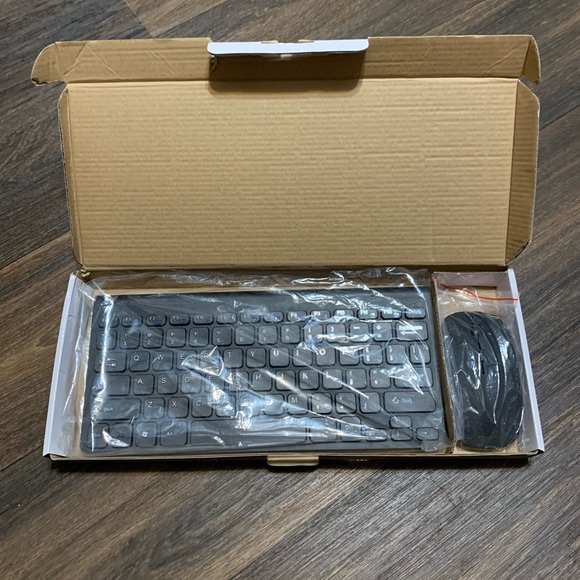 Wireless Keyboard & Mouse Combos New In Box - Picture 2 of 4
